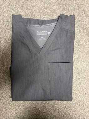Fabletics Charcoal V‑Neck Scrub Top men’s xxl